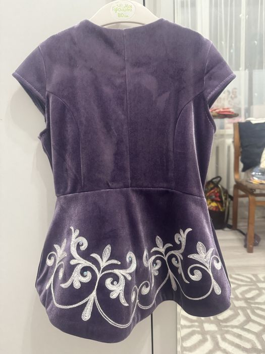 Продам 2 жилетки для девочек