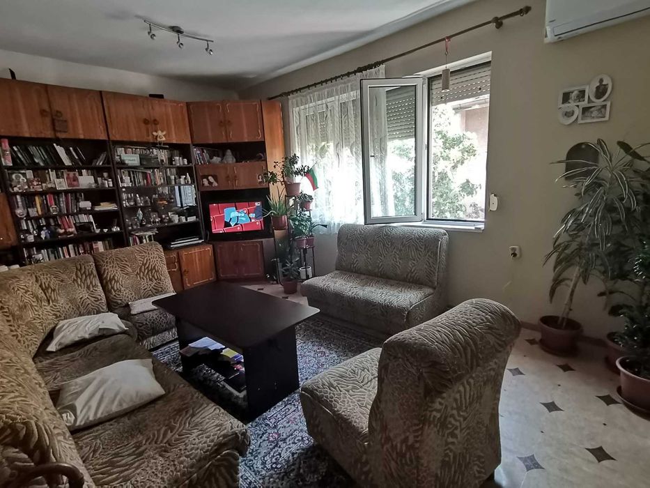 Продавам два етажа от къща - Хасково, Република