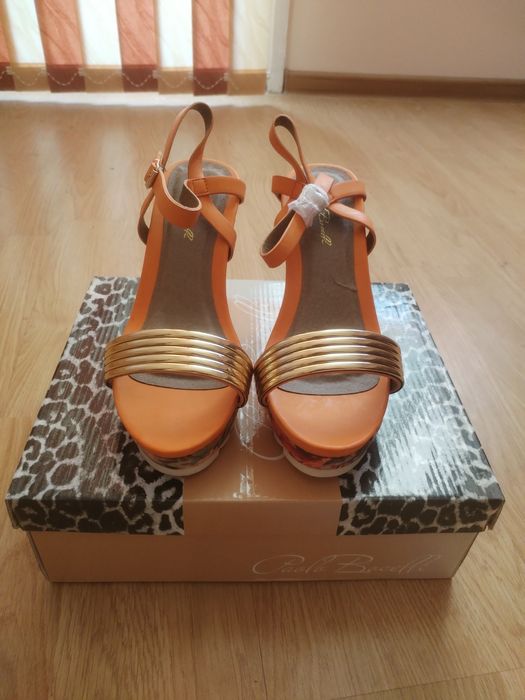 Два модела дамски сандалети