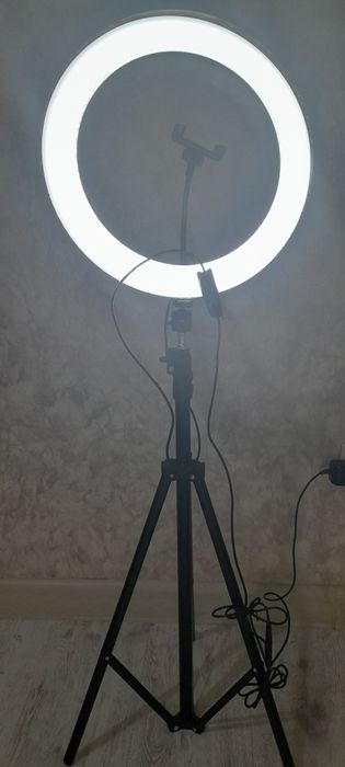 кольцевая лампа тринога