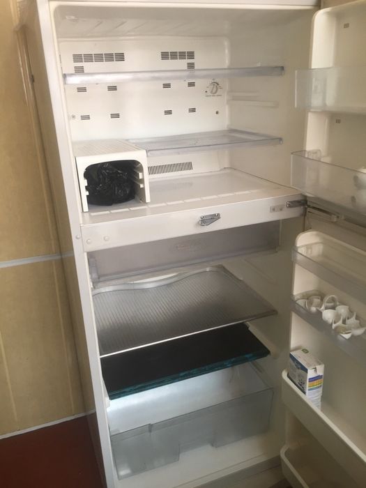 Продается двухкамерный холодильник Sharp