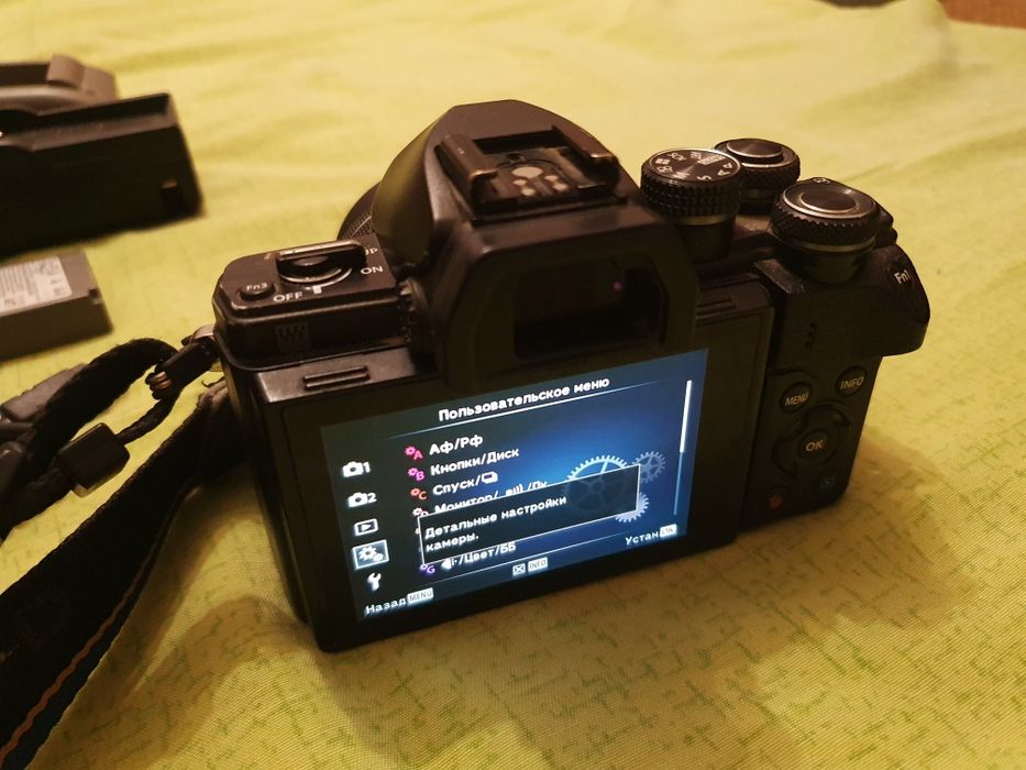Olympus OM-D E-M10 + грип, фильтры, переходники, пульт — под ремонт/
