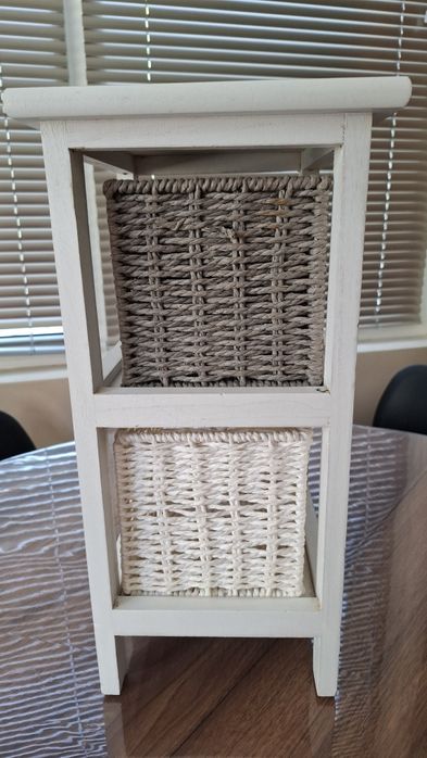 Малко дървено шкафче