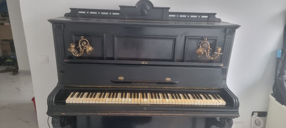 Pianină veche de de 230 ani