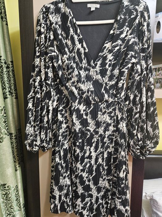 Rochie H&M nouă, mărimea M, potrivită si ptr L