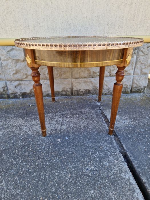 Чудесна много красива антикварна масичка