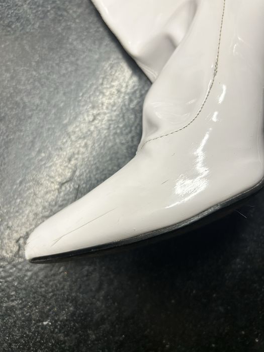 Бели обувки на ток