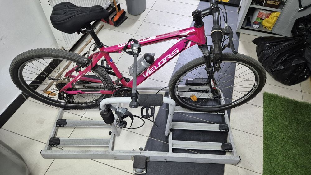 Suport 4 biciclete cu prindere pe carlig Thule