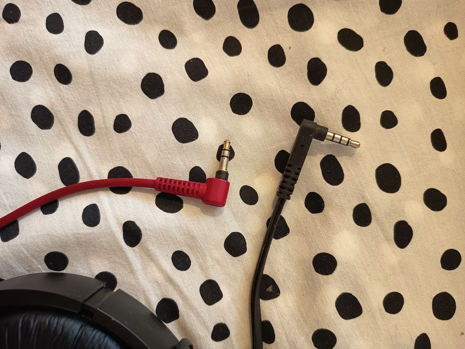 Клавиатура, слушалки и игра