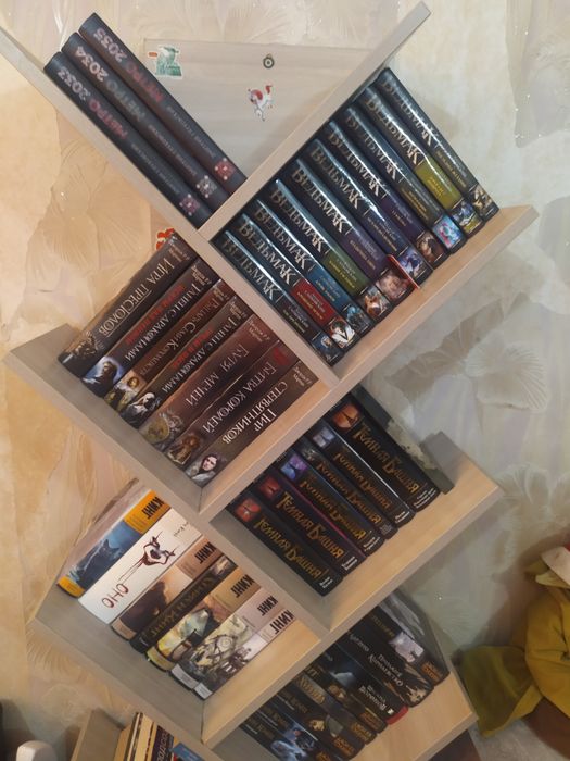 Книги вместе в полкой