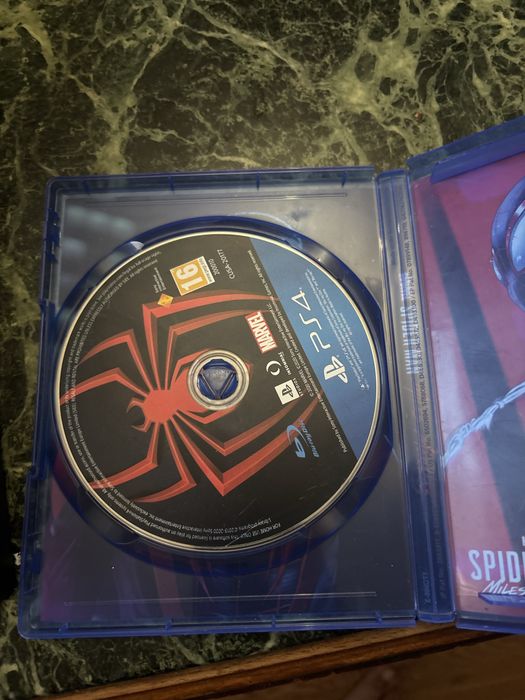 Продавам ps4 872GB използван направена профилактика със една игра със кабел за вклъчване но без HDMI кабел със едн джойстик ЦЕНА крайна