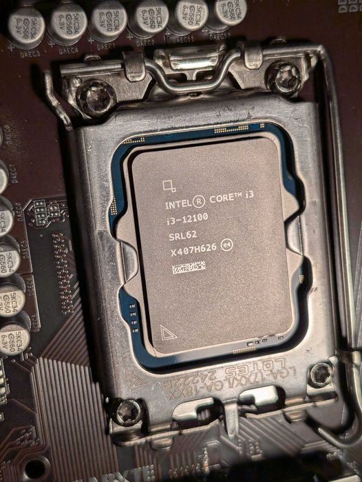 Intel i3 12100 (cu GPU integrat) si Cooler Intel Nefolosit