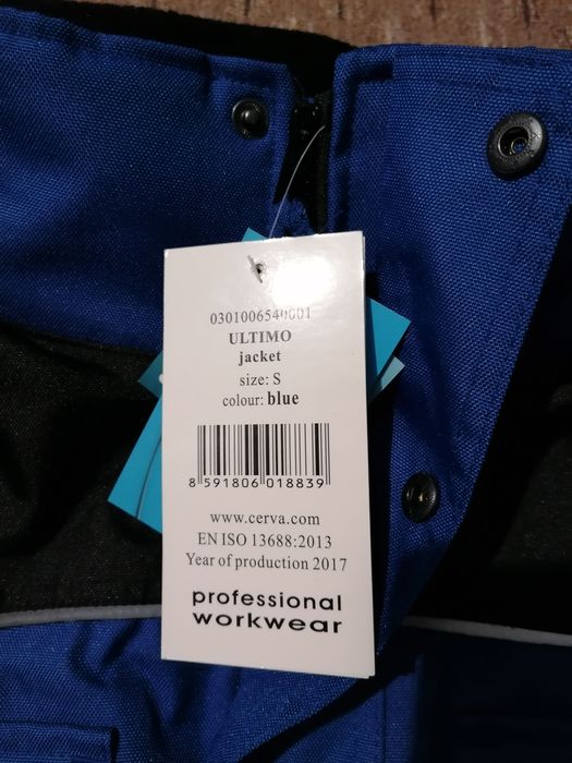 Geaca impermiabilă Ultimo este mărime s dar eu zic ca este un M