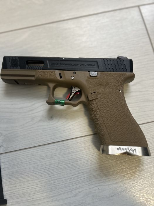 Replica Glock 17 Custom Tan / Black Slide GBB WE