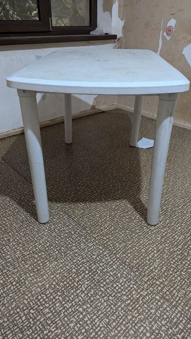 Продам пластиковый стол с 4 стульями