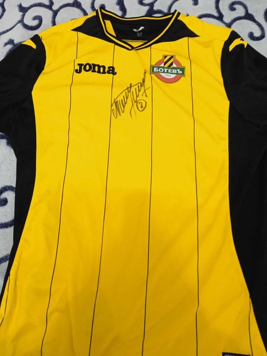 Колекеционерска тениска на Ботев Пловдив с автограф от Тошко Неделв