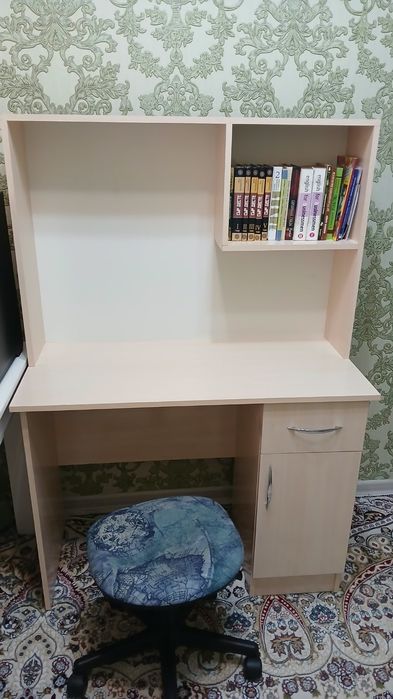 Белый письменный стол