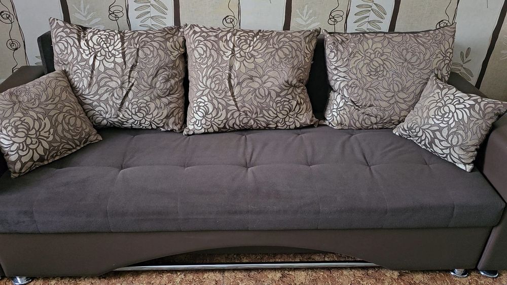 Продам диван б/у в отличном состоянии ,раскладной .