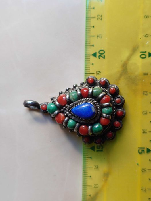 Pandantiv vechi si masiv din argint, realizat manual în Tibet.