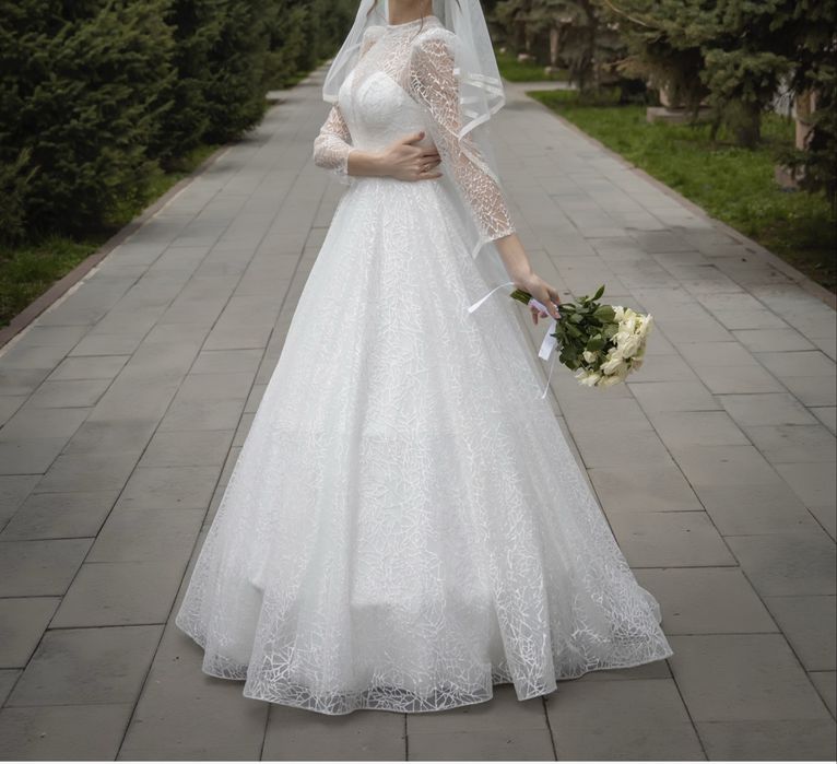 Свадебное платье блестящее