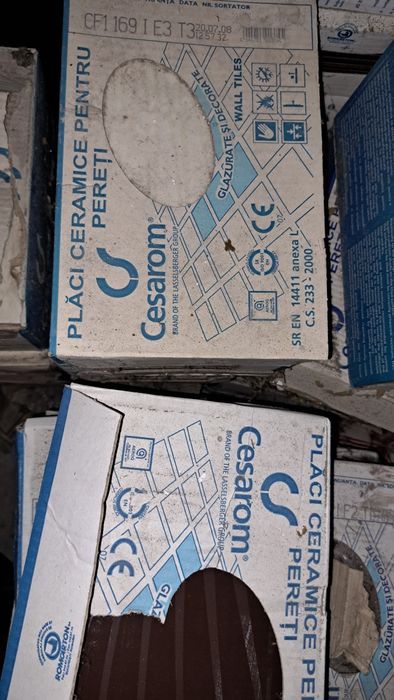 Vand faianta Cesarom si Sanex alba si maro