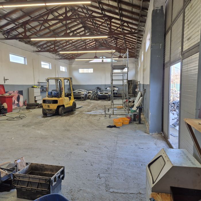 Hale industriale . depozitare .spațiu de comercial 210 metri