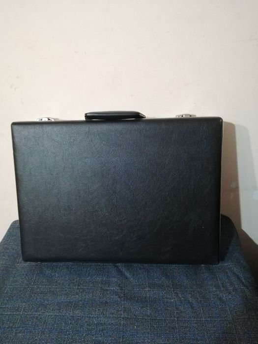 Черен куфар за документи