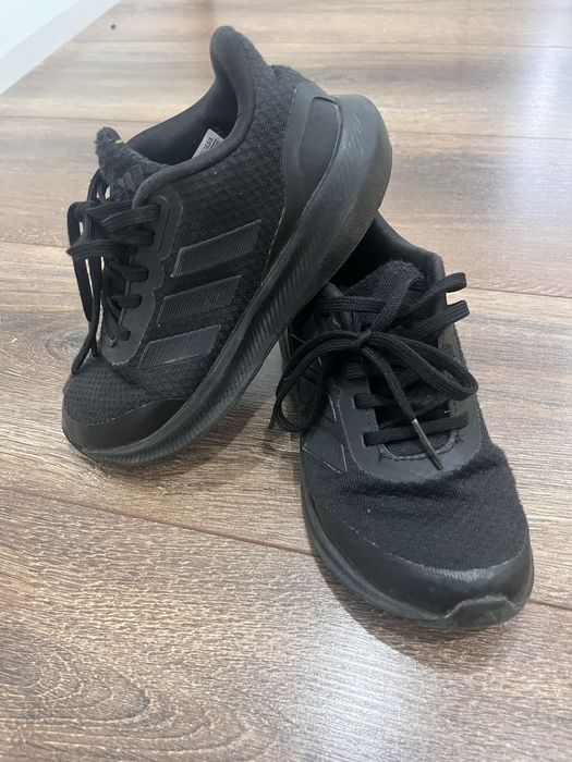 Adidas 30 , o perevche bleu si una neagra