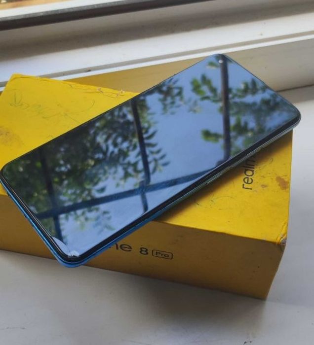 Realme 8 pro  8/128 (karobka bor/kelishamiz)
