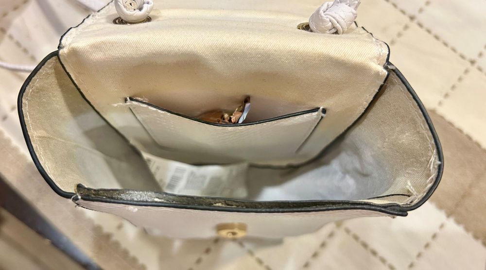 Бяла малка чантичка