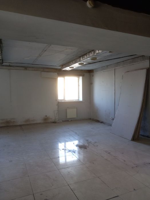 Продам 1 /2здания,второй этаж 115квм, Цоколь 50 кв м