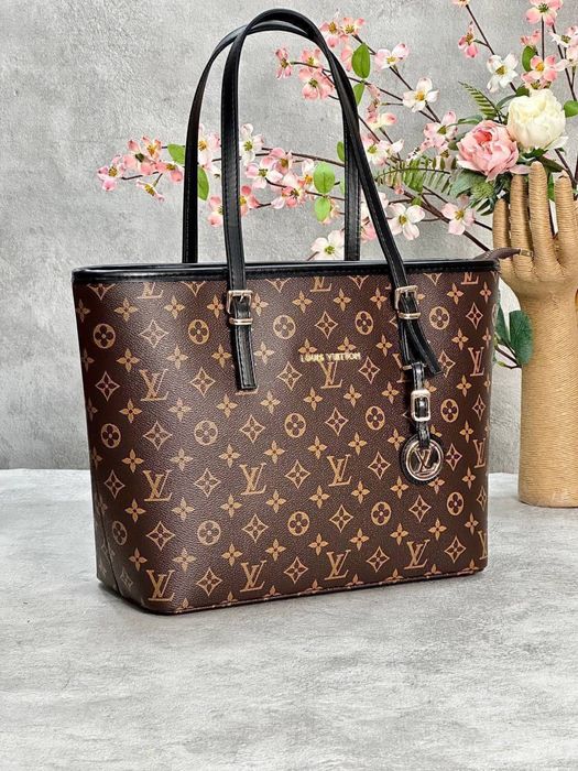 Genti Louis Vuitton noi