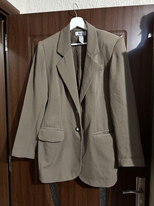 Сако в бежов цвят