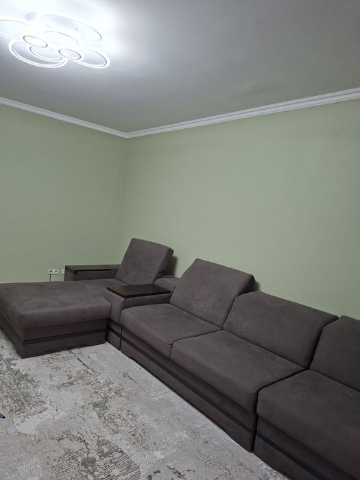 Продается угловой диван в отличном состояний