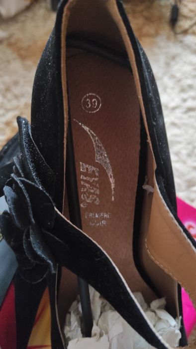 Дамски обувки на токче - чисто нови! - №39



Чисто нови!