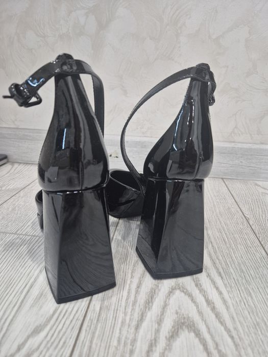 Обувки на ток и платформа