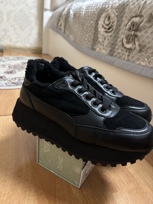 Продаю кроссовки