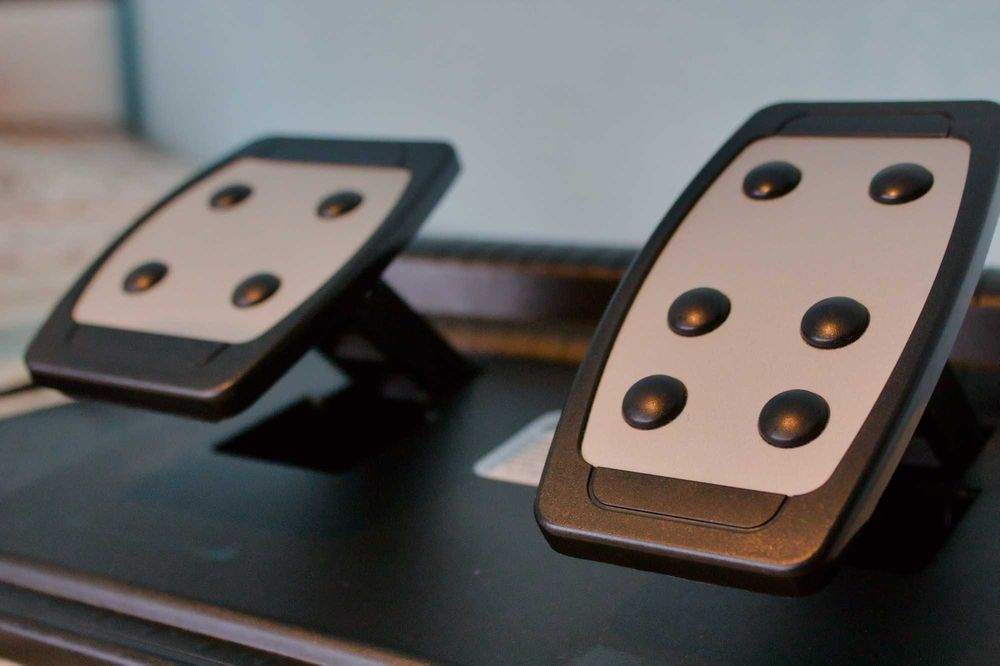 Volan Gaming RS Nano RS700 cu Pedale și Schimbător, Stare Impecabilă