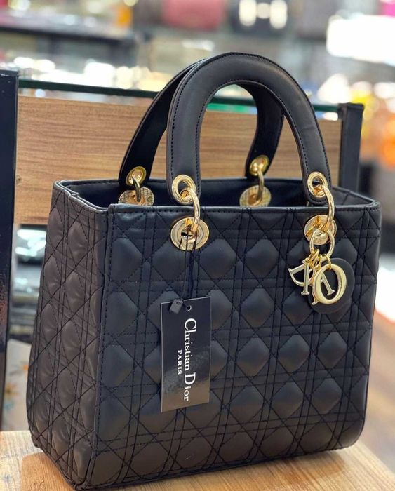 Чанти дамски луксозни нови на топ брандове