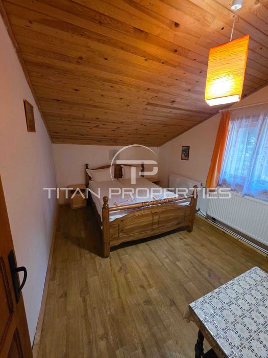 Двуетажна обзаведена къща с два гаража в Цигов чарк