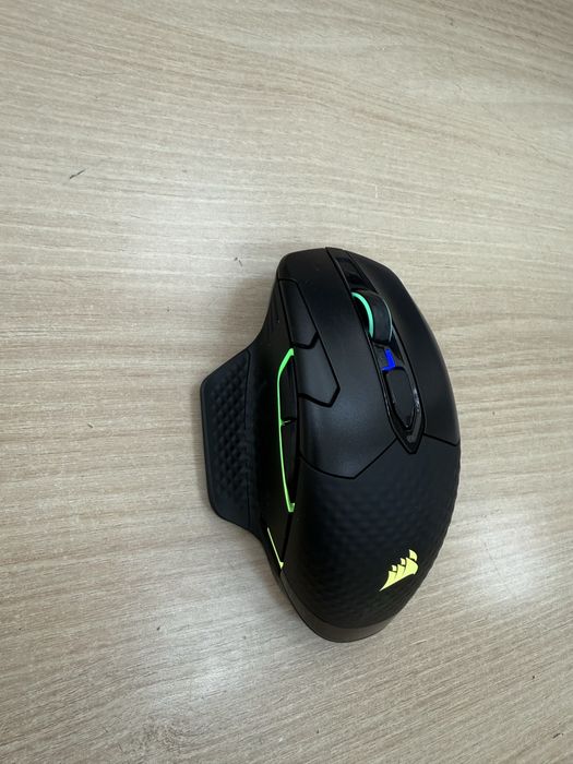 Продавам геймърска безжична мишка Corsair Dark Core RGB Pro