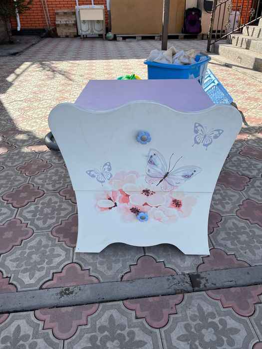 Продам тумбочку и маленьки комод