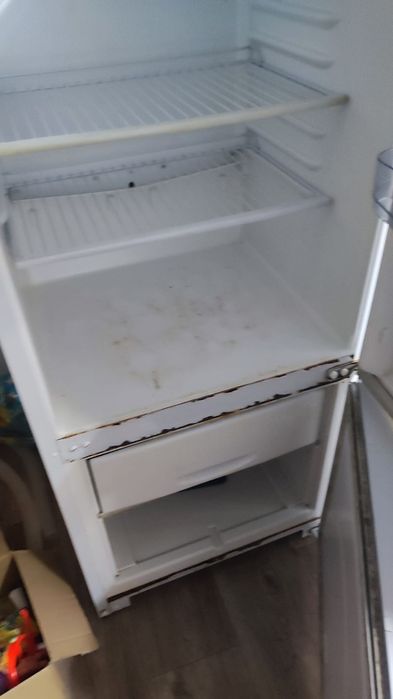 Продам холодильник рабочий торг)!