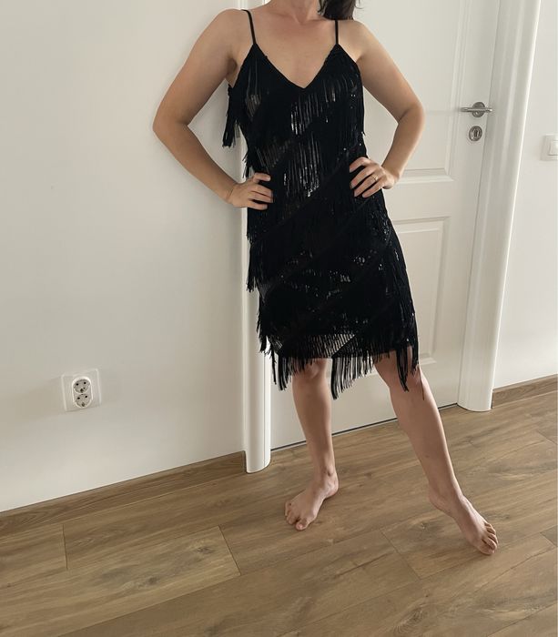 Vand rochie neagra cu franjuri