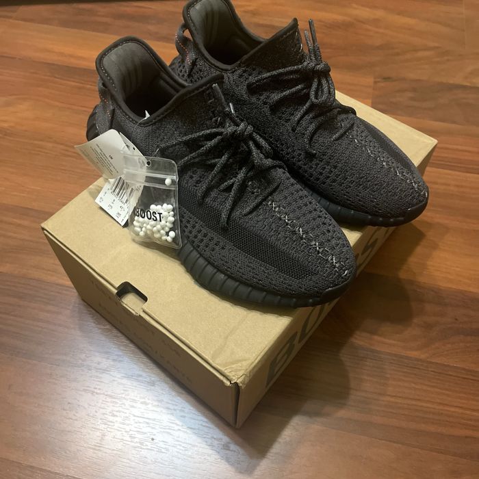 Adidas Yeezy Boost 350 V2 Black 43 1/3 zebra white black carbon onyx beluga bone 500 700