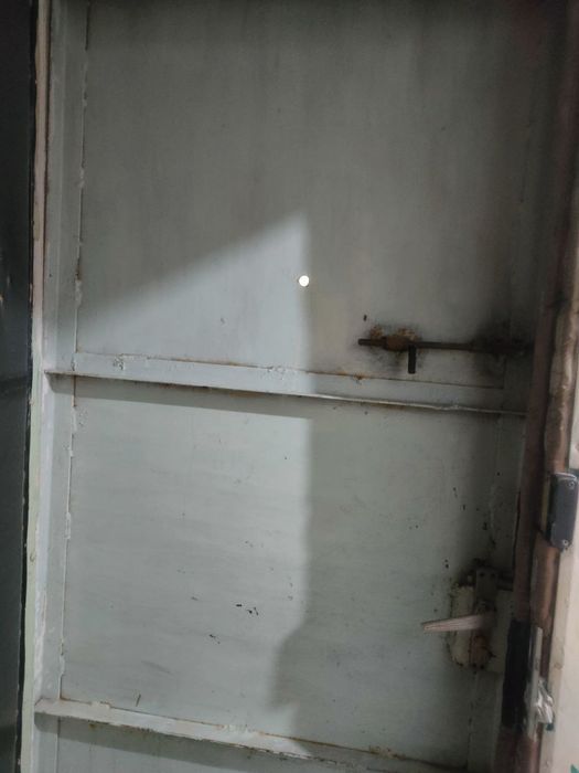 Продам металлическую дверь в хорошем состоянии, замок исправный