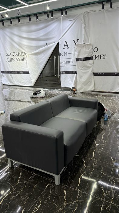 Диван темно серый кожный