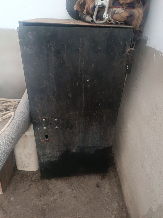 Сейф железный ..