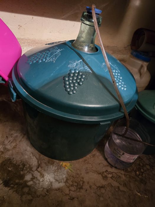 Vând damigeana sticla cu cos