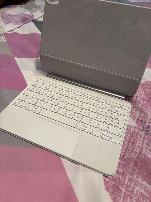 Apple iPad Air 11 2025, M3, 128GB, 8GB RAM, Wifi + Magic Keyboard White